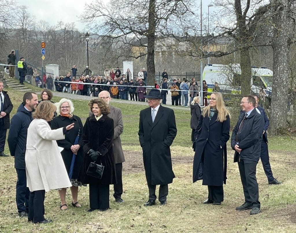 <strong>VBN Components’ 3D printing is fit for a king</strong> 1 King Carl XVI Gustaf and Queen Silvia visited Uppsala to celebrate the King’s 50 years as Chief of State. From right to left are: Ulrik Beste, CFO and Isabelle Bodén, Customer relations, VBN Components, King Carl XVI Gustaf of Sweden, Queen Silvia of Sweden.